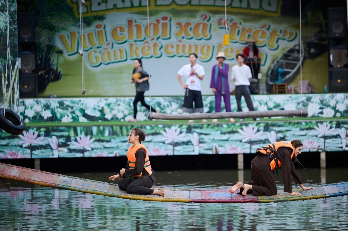 miss charm foreign beauties explore vietnamese culture in mekong delta picture 10