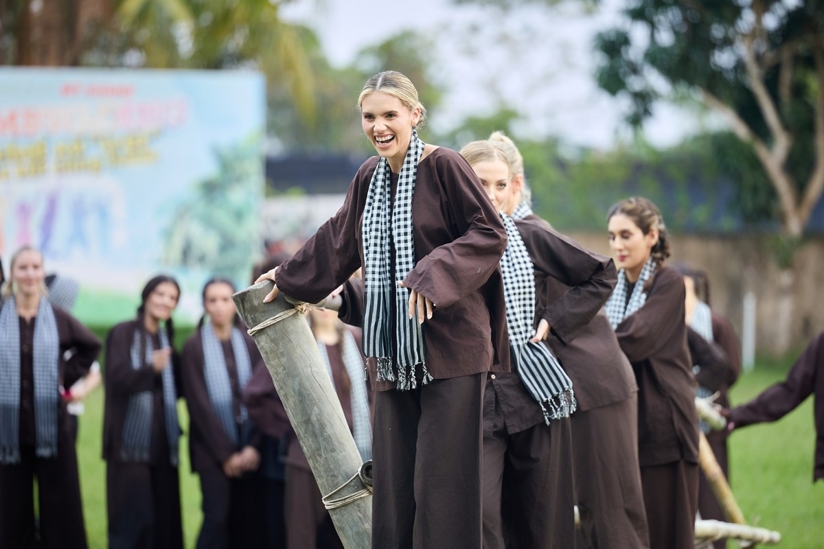 miss charm foreign beauties explore vietnamese culture in mekong delta picture 5