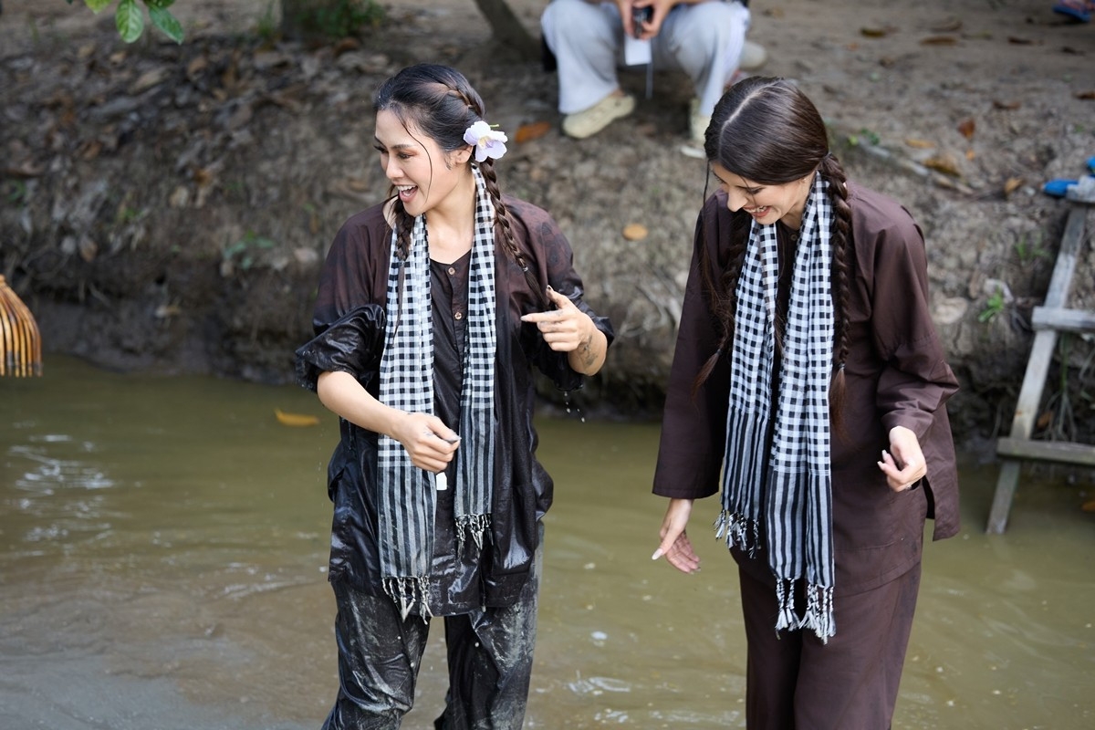 miss charm foreign beauties explore vietnamese culture in mekong delta picture 7
