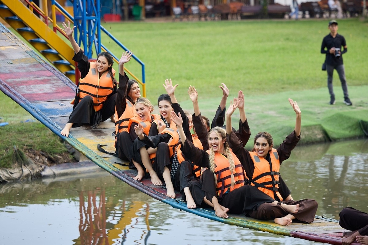 miss charm foreign beauties explore vietnamese culture in mekong delta picture 9