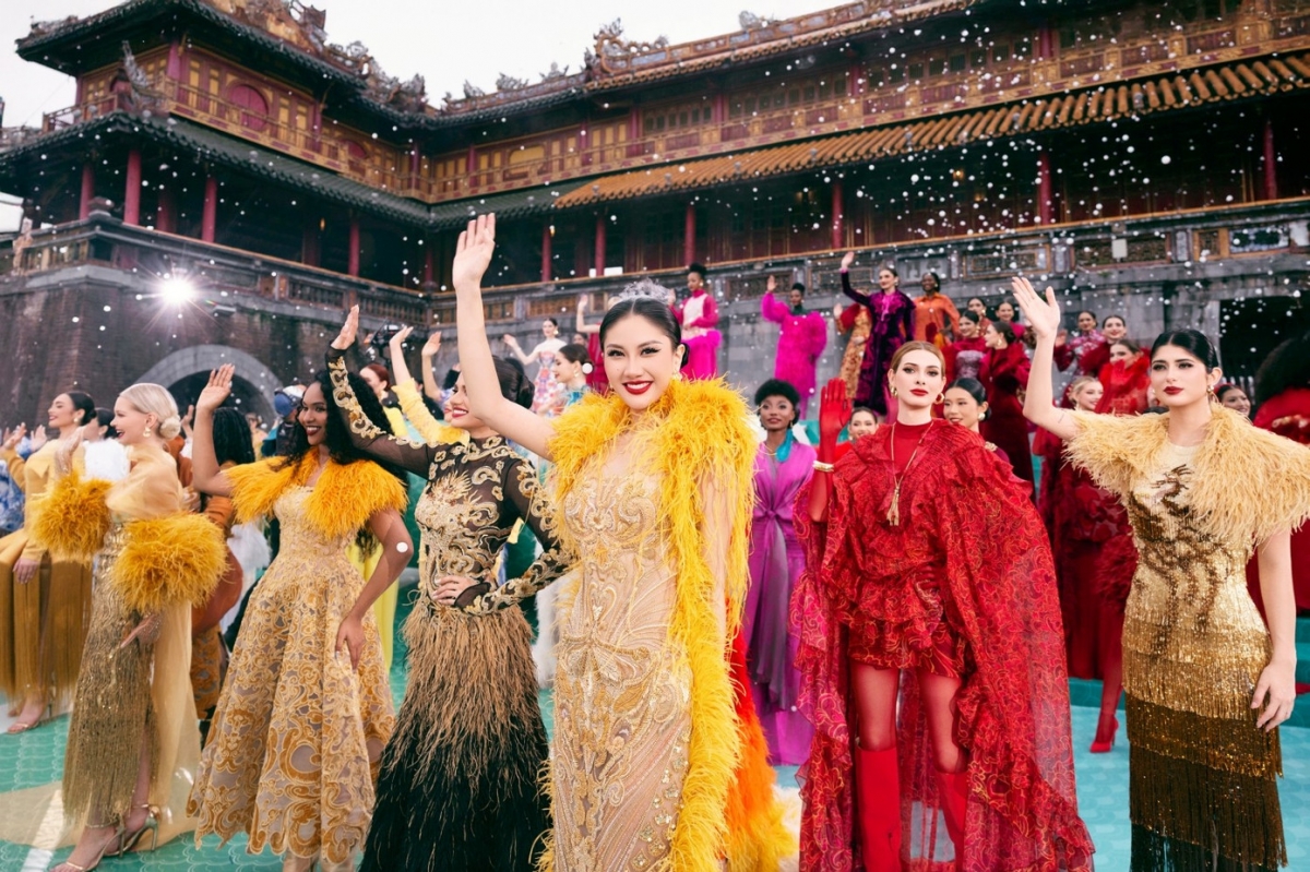 more than 70 miss cosmo 2025 contestants model at ngo mon square in hue picture 1