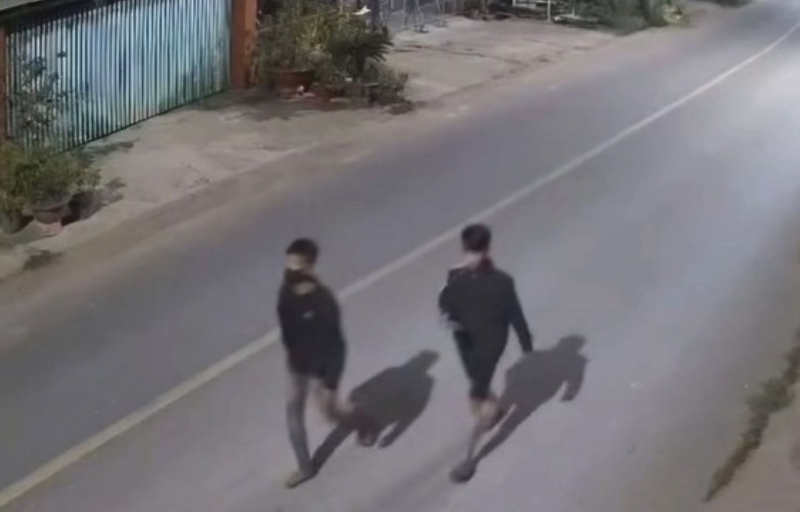 giua dem thoat bay lua dao o campuchia, hai thanh nien duoc cong an xa cuu giup hinh anh 1