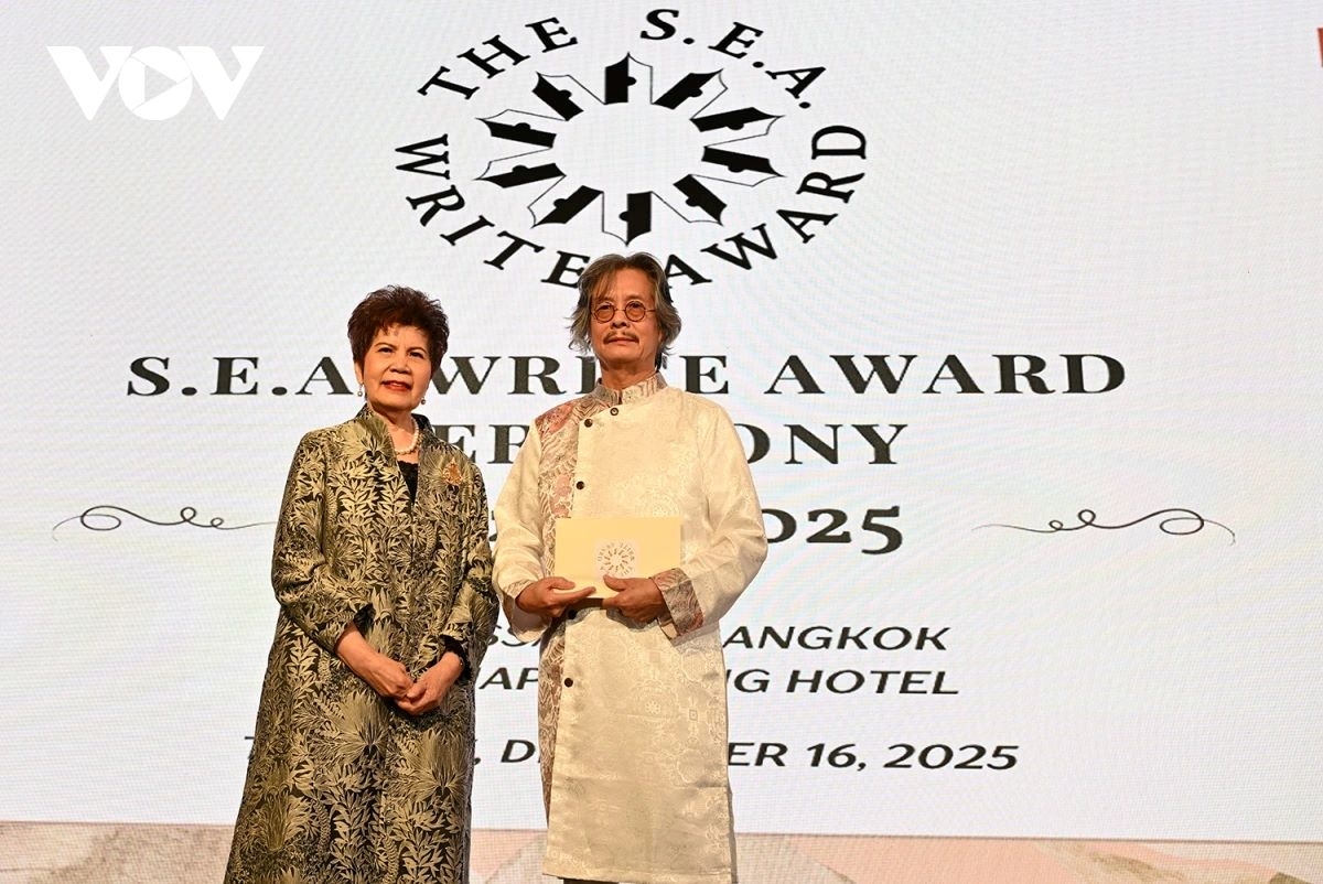 two vietnamese writers win s.e.a. write award in bangkok picture 1