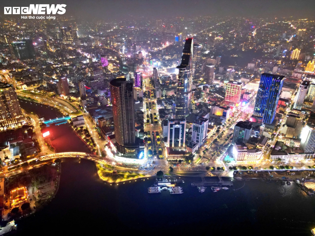 notre dame cathedral in ho chi minh city lights up for christmas 2026 picture 10