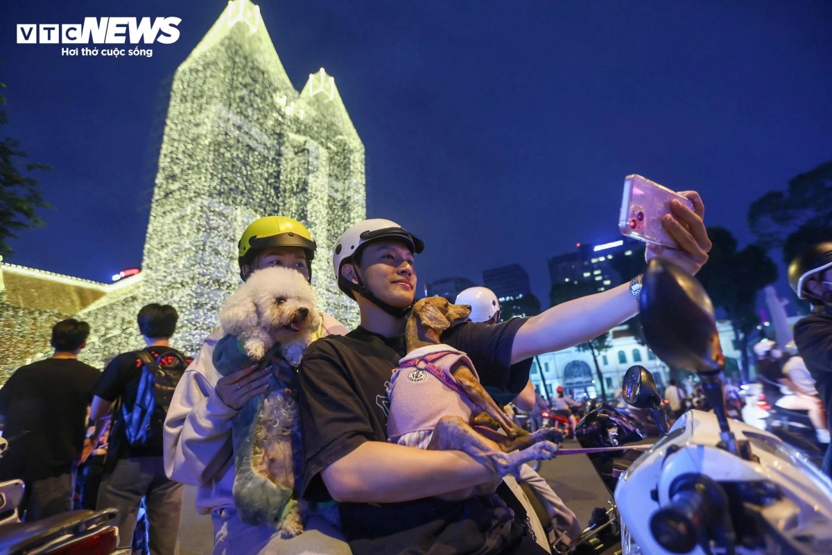 notre dame cathedral in ho chi minh city lights up for christmas 2026 picture 5