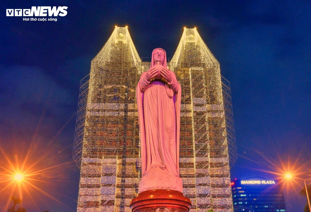 notre dame cathedral in ho chi minh city lights up for christmas 2026 picture 6