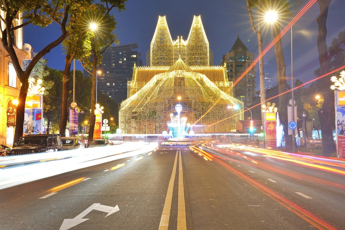 notre dame cathedral in ho chi minh city lights up for christmas 2026 picture 7