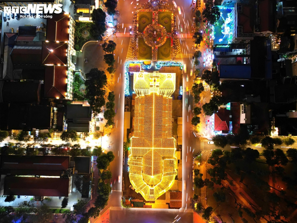 notre dame cathedral in ho chi minh city lights up for christmas 2026 picture 8