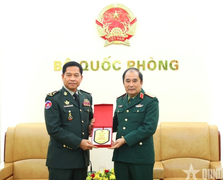 military official hosts cambodian chemical weapons authority chief picture 1