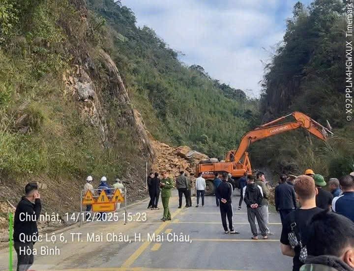 sat lo tren ql6 xa mai chau, phu tho, 3 nguoi bi vui lap, dang khan truong cuu nan hinh anh 3