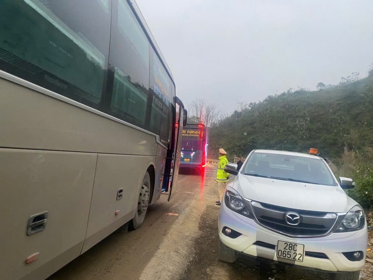 Autos und Busse können das Erdrutschgebiet nun wieder passieren. Xe ô tô con và xe khách đã có thể lưu thông qua đoạn sạt lở.