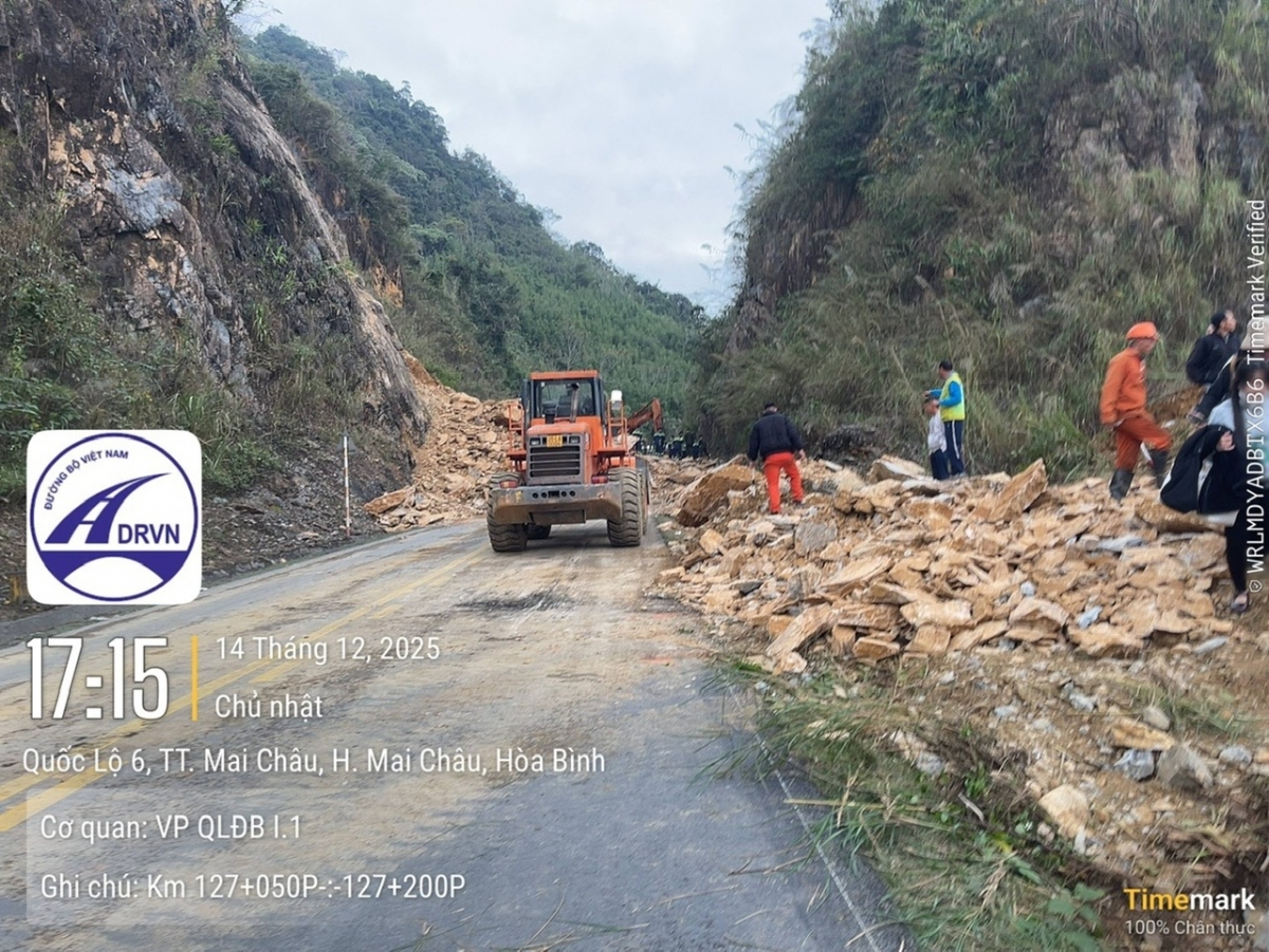 Sạt lở trên QL6 xã Mai Châu, Phú Thọ, 3 người bị vùi lấp, đang khẩn trương cứu nạn