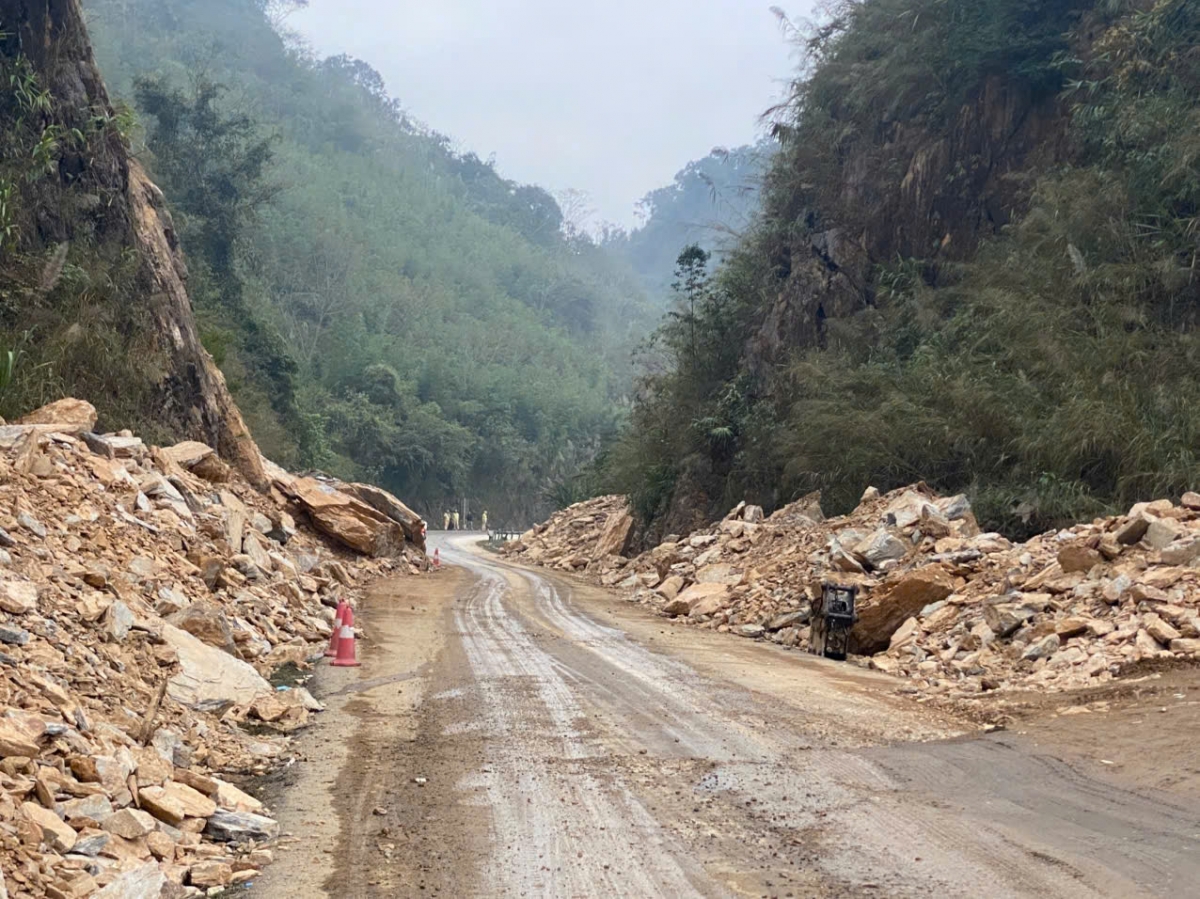 Bis 5:00 Uhr morgens am 15. Dezember waren Tausende Kubikmeter Erde und Gestein von der Erdrutschstelle entfernt worden, und die Straße wurde wieder freigegeben. Đến 5h ngày 15/12 giải phóng được hàng ngàn khối đất, đá điểm sạt lở đã được thông tuyến.