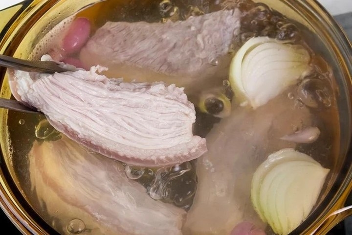 Bí quyết luộc thịt ngon: Không cho những loại gia vị này vào nước luộc