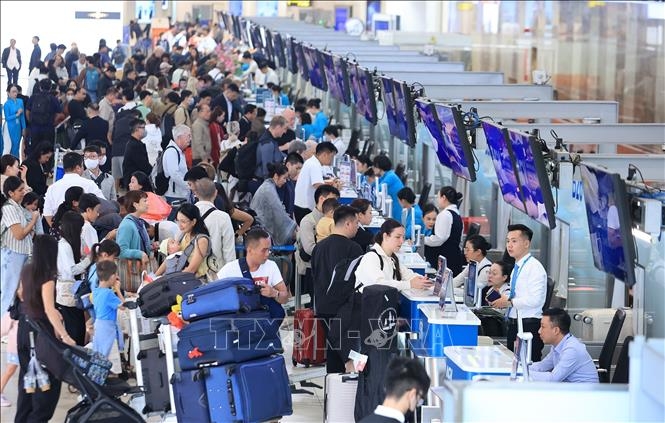 Sân bay Nội Bài chật kín người trước kỳ nghỉ Tết Dương lịch 2026