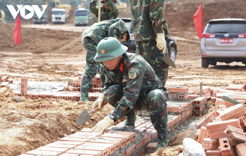 xuan den som trong nhung can nha moi noi vung lu Dien bien hinh anh 2