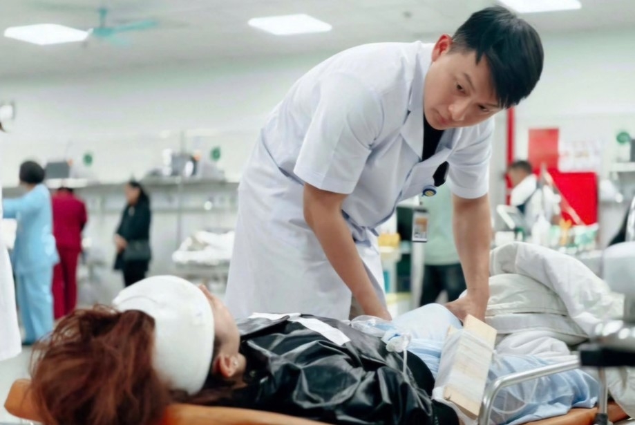 Dem trang ngong tin nguoi than sau vu lat xe cho doan tu thien o lao cai hinh anh 2
