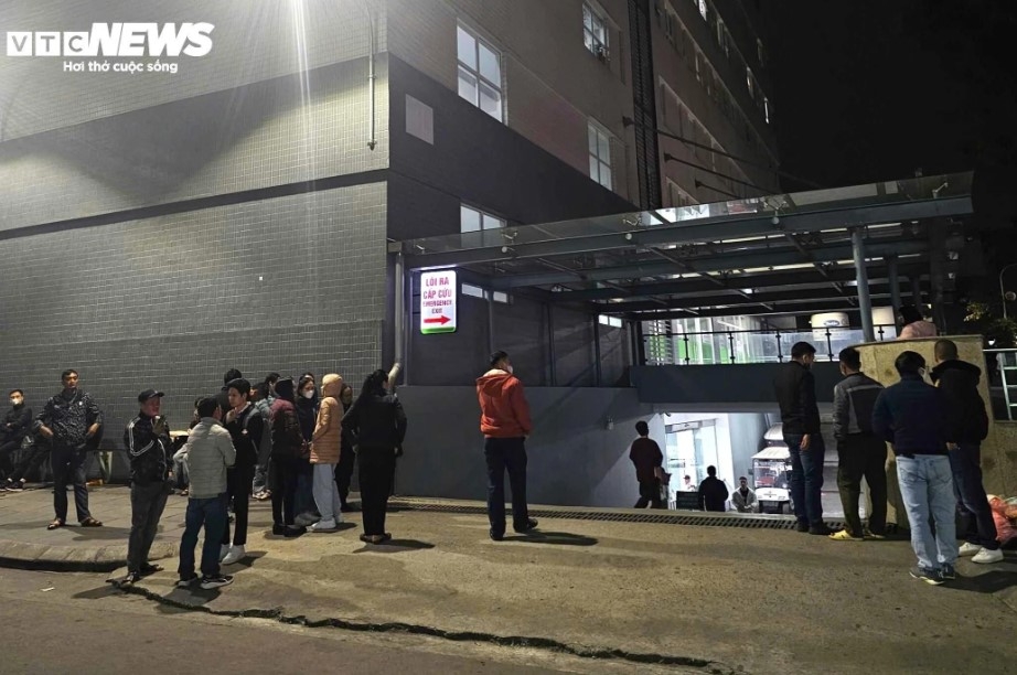 Đêm trắng ngóng tin người thân sau vụ lật xe chở đoàn từ thiện ở Lào Cai