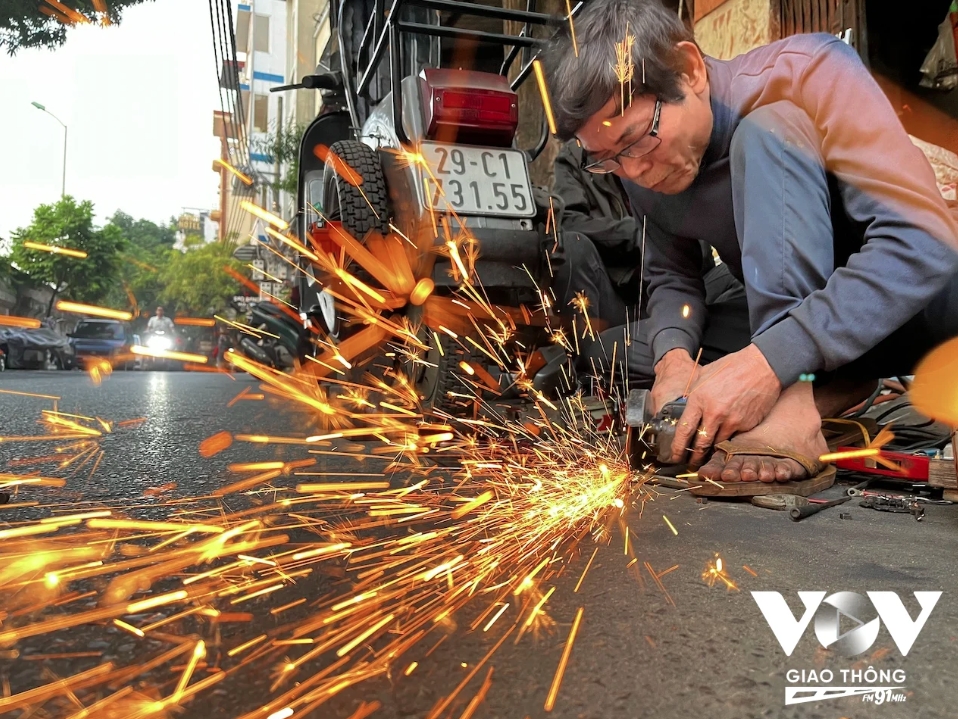 Nghề bơm vá xe đạp, xe máy trên phố ở Hà Nội sắp biến mất?
