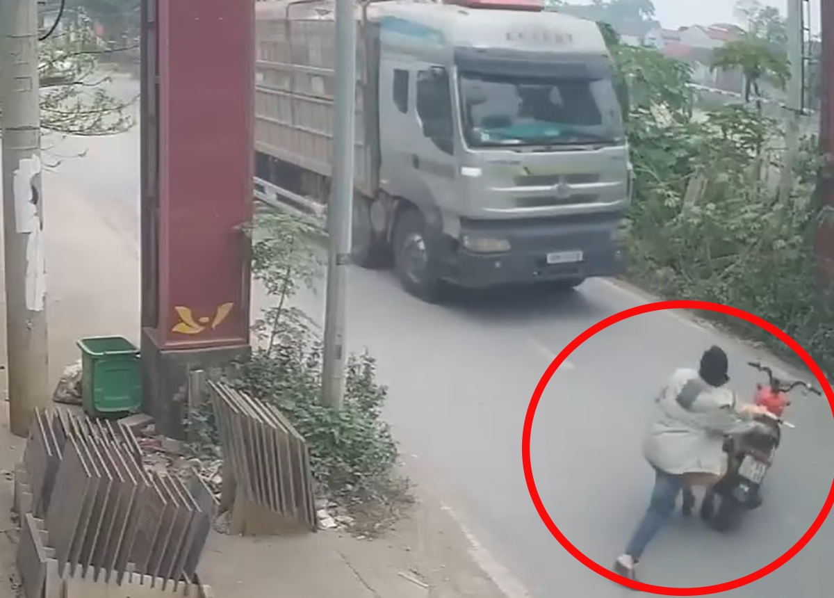 Đối tượng đẩy cả xe và người Đại úy Điệp vào gầm xe tải đang đi đến