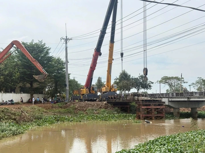 xe qua tai lam sap cau o tay ninh hinh anh 2