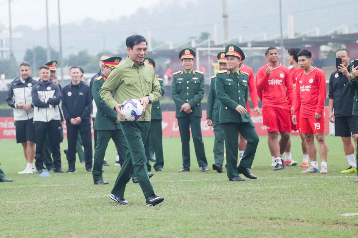 Dai tuong phan van giang gap mat, dong vien clb the cong viettel hinh anh 3