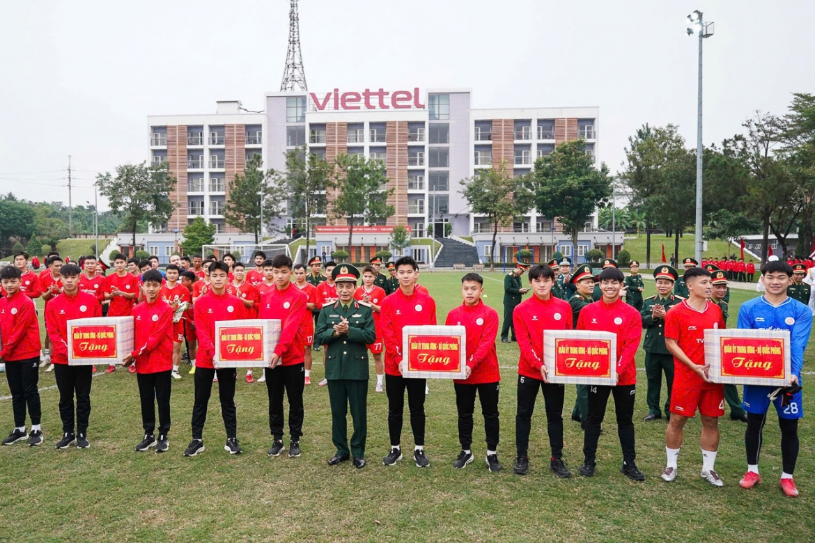 Dai tuong phan van giang gap mat, dong vien clb the cong viettel hinh anh 4