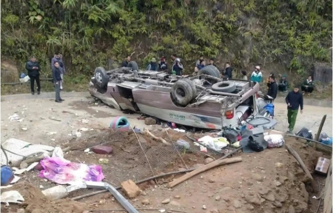 bus carrying charity group overturns in lao cai, killing eight picture 1