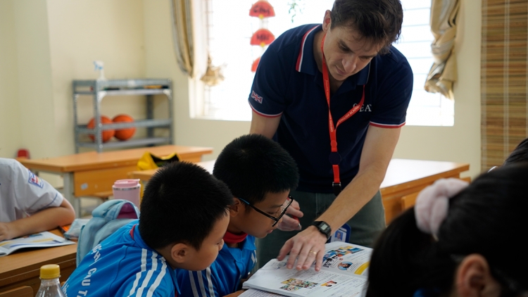 Thu tiền triệu dạy học liên kết: "Không biến trường học thành nơi làm dịch vụ"