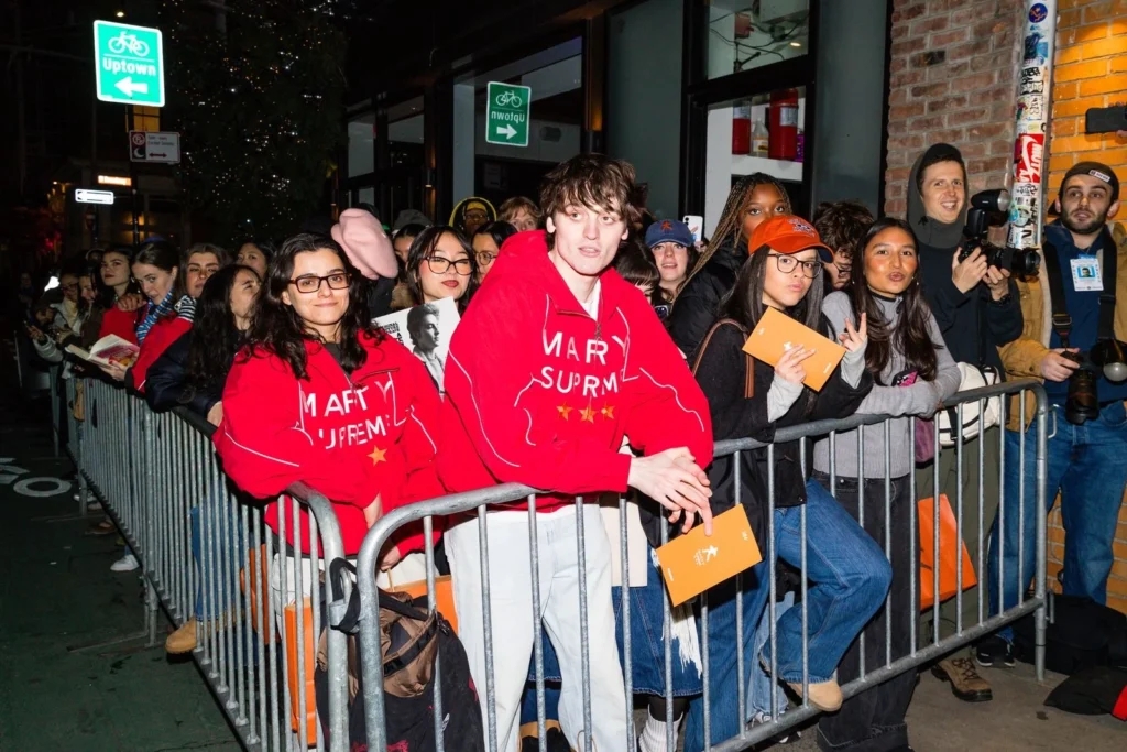 timothee chalamet tao con dia chan thoi trang truoc them marty supreme ra mat hinh anh 3