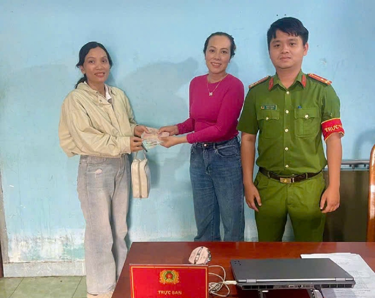 nhat duoc 5 trieu dong tai cay atm, nguoi phu nu mang den cong an nho tra lai hinh anh 1