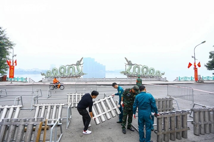 Cận cảnh trận địa pháo hoa sẵn sàng khai hoả đón năm mới 2026 tại Hà Nội