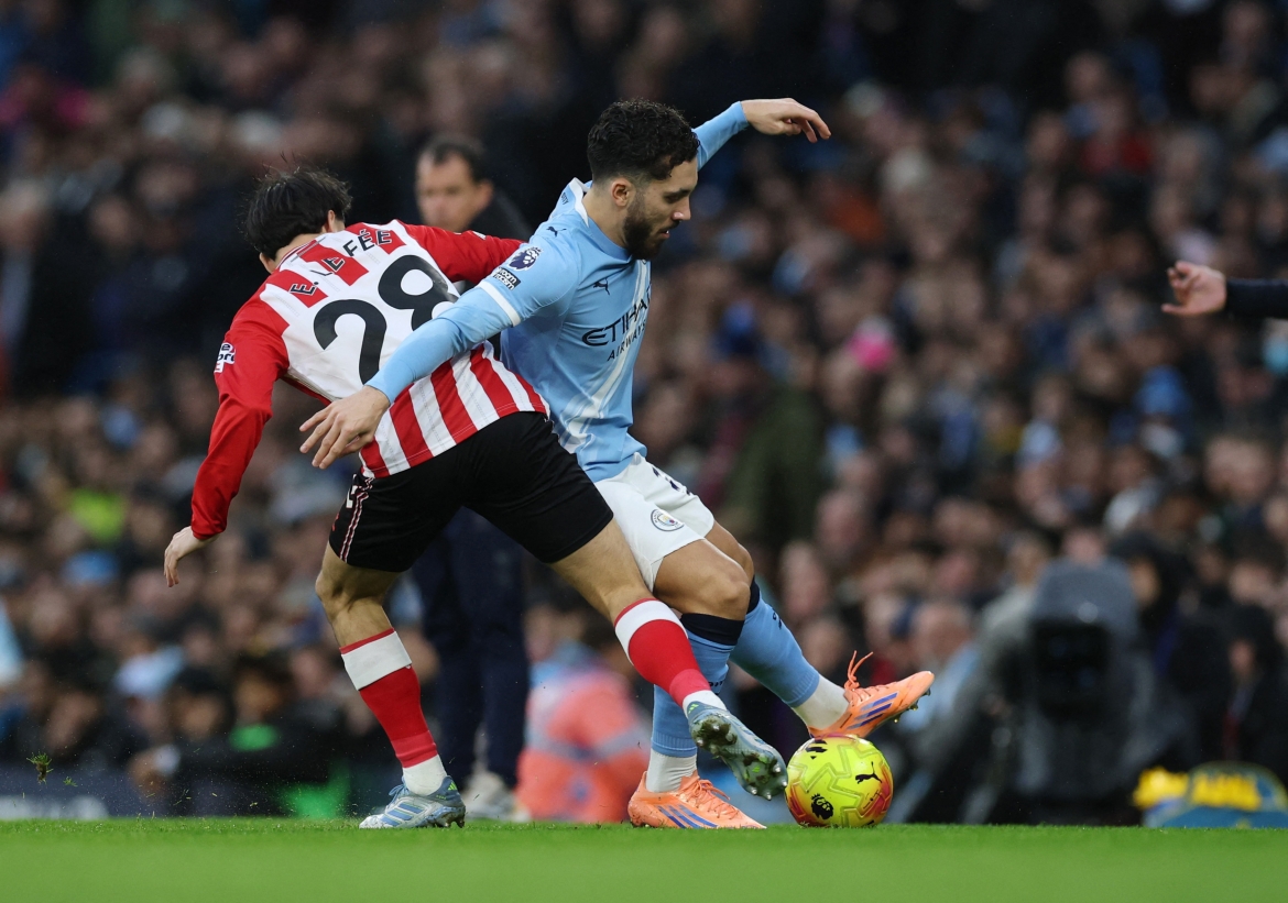 man city thang nhe sunderland, gay ap luc lon len arsenal hinh anh 11