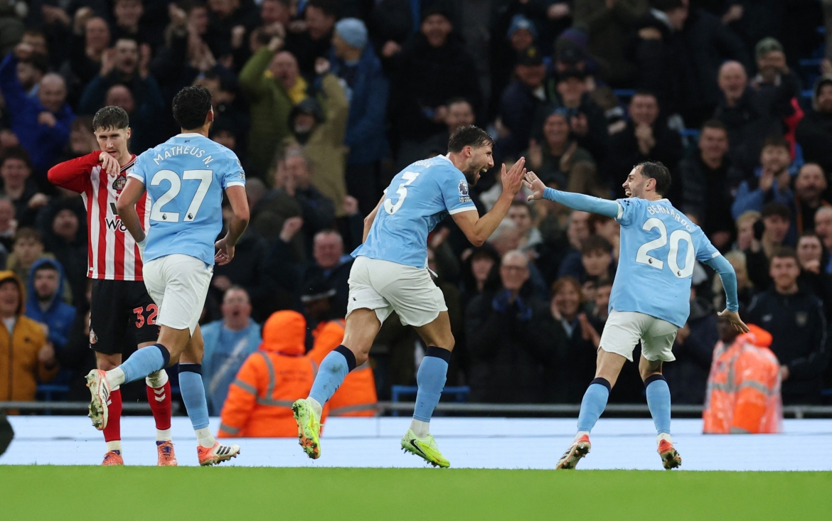 man city thang nhe sunderland, gay ap luc lon len arsenal hinh anh 13