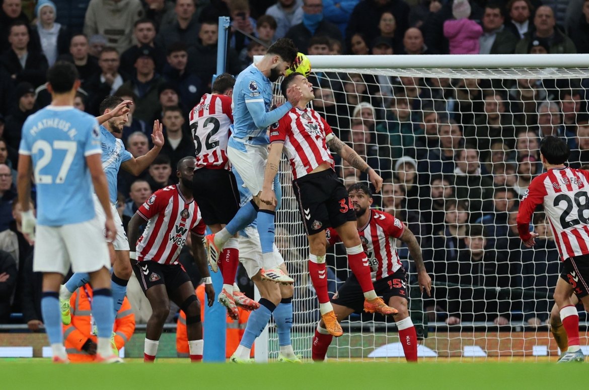 man city thang nhe sunderland, gay ap luc lon len arsenal hinh anh 14