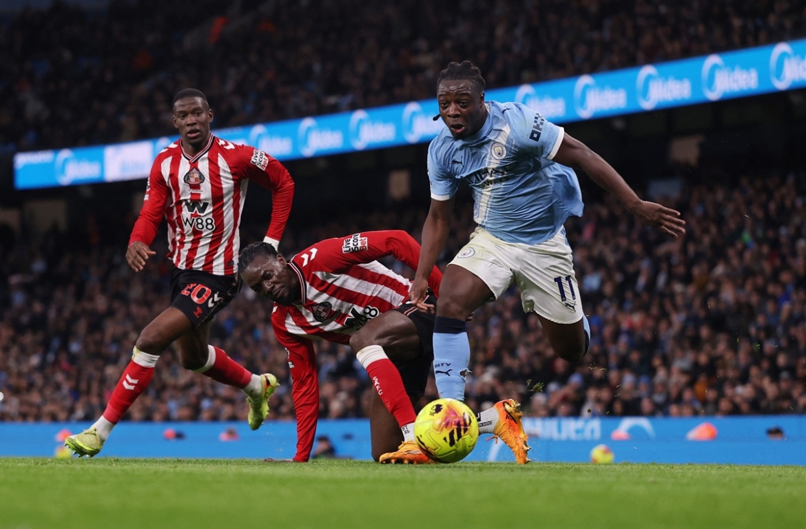 man city thang nhe sunderland, gay ap luc lon len arsenal hinh anh 15