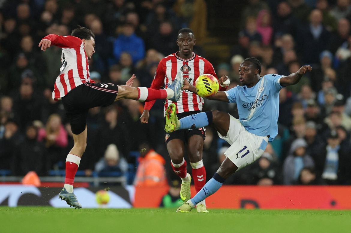 man city thang nhe sunderland, gay ap luc lon len arsenal hinh anh 17