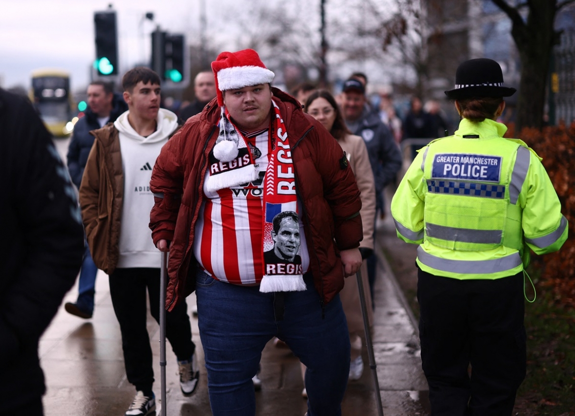 man city thang nhe sunderland, gay ap luc lon len arsenal hinh anh 7