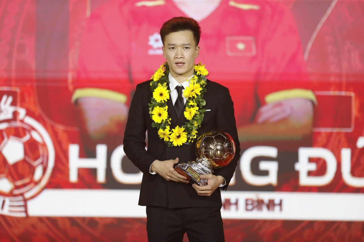 Hoàng Đức lần thứ ba nhận danh hiệu Quả bóng Vàng Việt Nam ảnh 1
