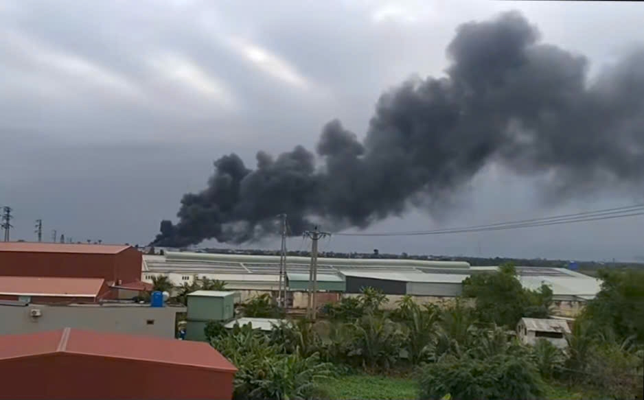 vụ cháy xưởng sản xuất giày ở hải phòng huy động robot và 13 xe cứu hoả hình ảnh 2 vu chay xuong san xuat giay o hai phong huy dong robot va 13 xe cuu hoa hinh anh 2