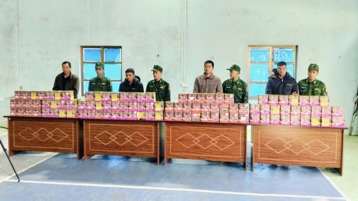lang son bat giu 4 doi tuong, thu giu gan 200kg phao no hinh anh 1
