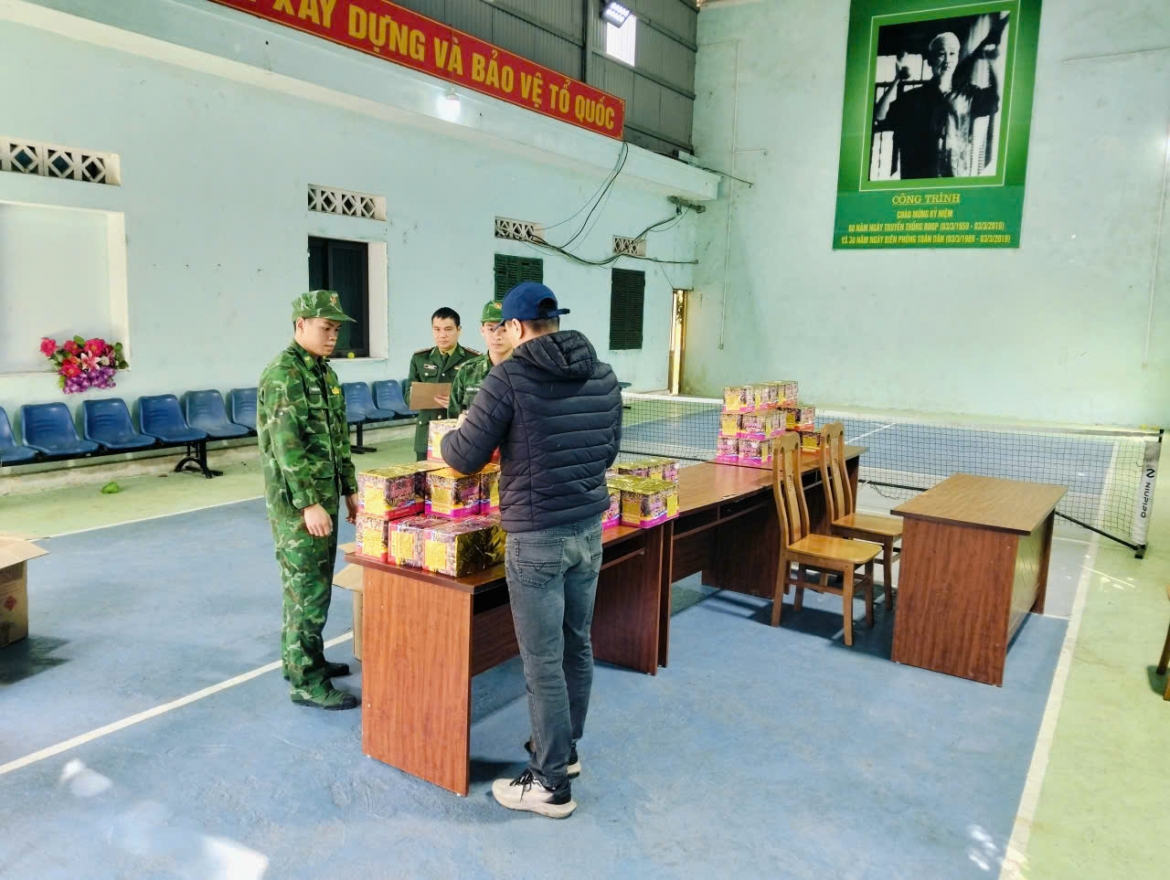 lang son bat giu 4 doi tuong, thu giu gan 200kg phao no hinh anh 2