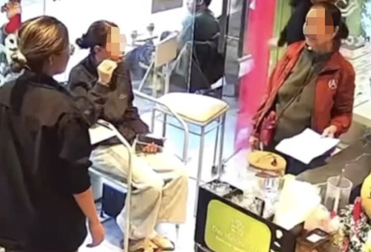 Xác minh clip 2 phụ nữ ở Hà Nội đi vận động ủng hộ nhưng “chê” 30.000 đồng