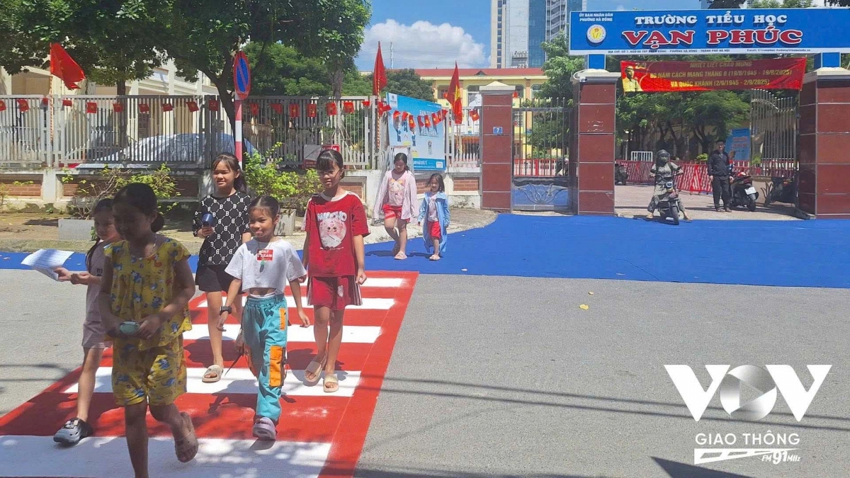 Những vạch sơn đổi màu trước cổng trường