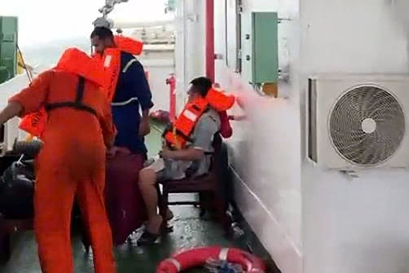 vietnam, malaysia team up to save sailors in distress off malaysian waters picture 1