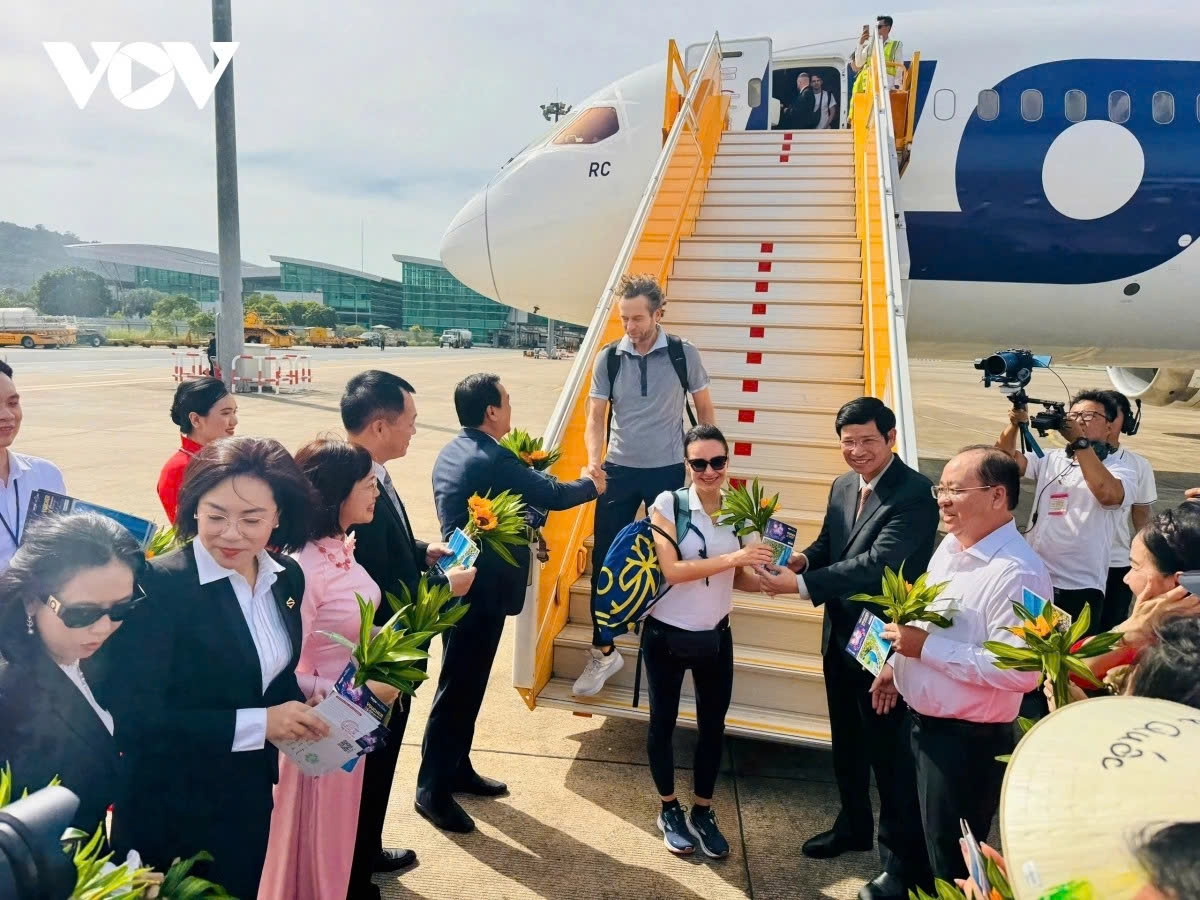 vietnam welcomes 20 millionth international visitor in 2025 picture 1