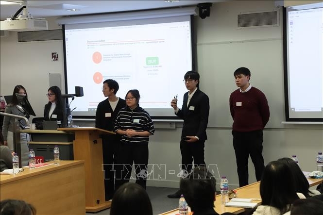 vietnamese students shine at financial analysis competition in uk picture 1