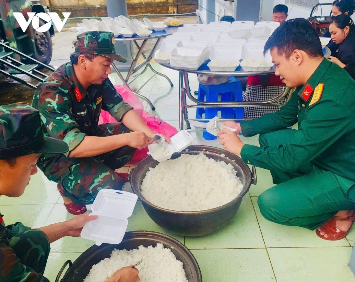 hinh anh an tuong nguoi linh trong long nguoi dan vung lu nam 2025 hinh anh 11