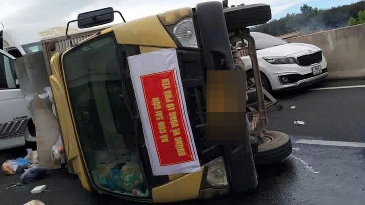 xe cho hang cuu tro vung bao lu bi tai nan tren cao toc doan qua Dong nai hinh anh 1