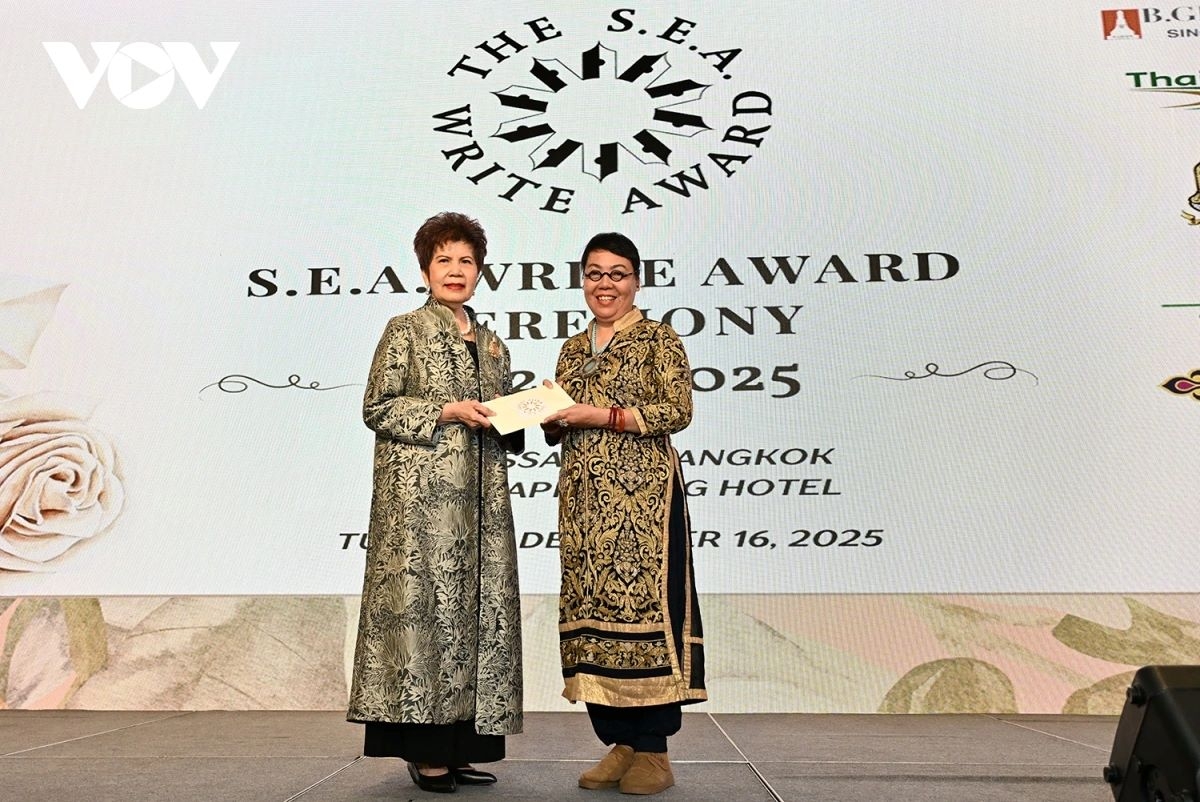 two vietnamese writers win s.e.a. write award in bangkok picture 2